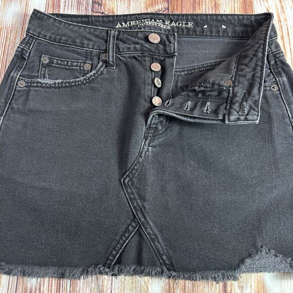 American Eagle Size 0 Black Jean Denim Button Fly Raw Hem Mini Skirt 27X13 - Picture 6 of 8